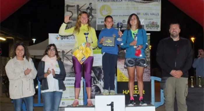 Marta Mitjans, recollint el trofeu com a guanyadora (foto: Ferran Mitjans) 