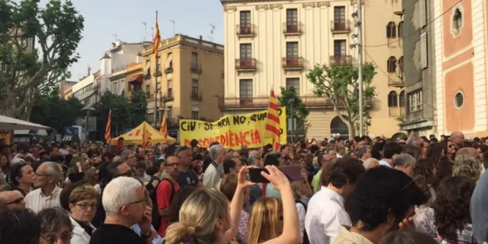 Un miler de persones omplen la plaça Santa Anna de Mataró contra l'aplicació del 25% de classes en castellà
