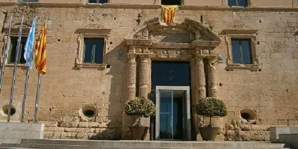 Un jutge obliga l’Ajuntament de Torredembarra a retirar l’estelada i a col•locar la bandera espanyola