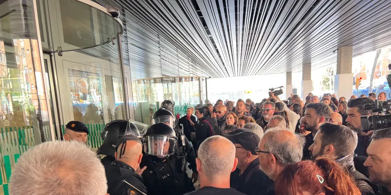 Els Mossos carreguen per evitar que els sindicats de presons entrin per la força al Departament de Justícia