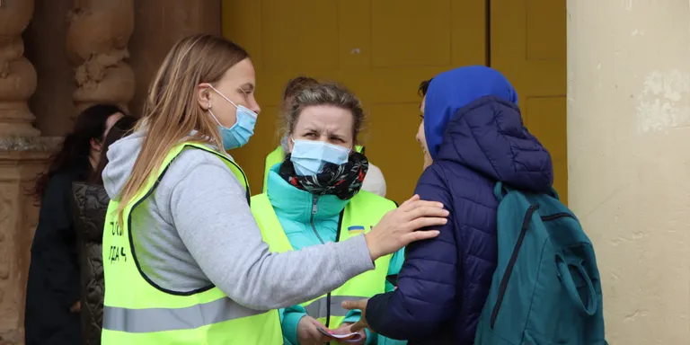 Obre el centre de primera acollida de Fira després d'hores de cues i incertesa entre els refugiats ucraïnesos