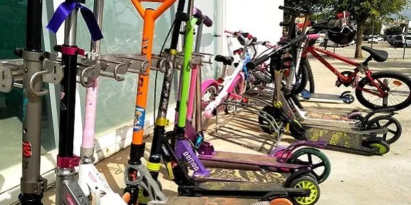 La ciutadania tria la Biblioteca i la plaça dels Vents com a nous emplaçaments dels aparcaments de patinets