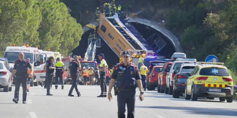 Quatre ferits greus en l’accident d’autobús a la C-32, que podria estar tallada fins dimecres