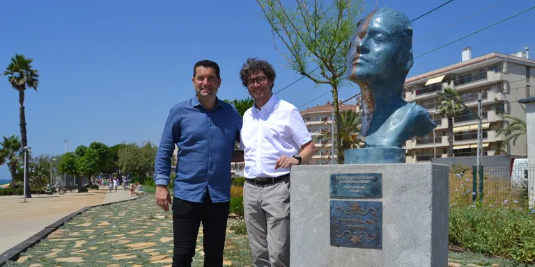 Acte oficial de cessió de l'escultura que l'artista Teddy Cobeña ha regalat a Pineda de Mar