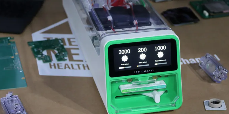 Una diadema contra els ictus i la rèplica d’un cor per combatre cardiopaties: el MWC explora els límits de la medicina