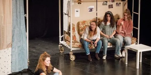 Sortejades les invitacions per veure "Plou a cobert" al 'notRubí'