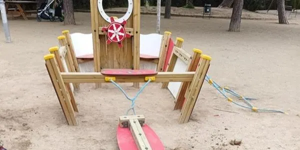 Uns vàndals destrossen el parc infantil del Vial de la Sèquia de la Riera de Gaià