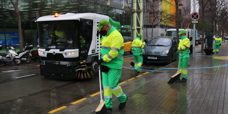 Els treballadors del servei de neteja i escombraries de Barcelona amenacen amb una vaga per les festes de la Mercè