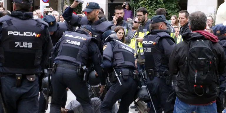 Deu agents de la policia processats per càrregues de l'1-O demanen l'amnistia