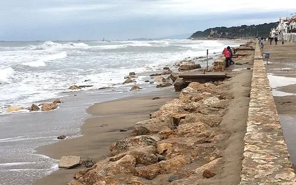 La llevantada deixa onades de fins a cinc metres i s’endú part de la sorra de la platja d’Altafulla