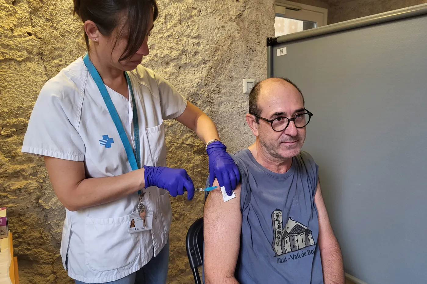 El Departament de Salut inicia avui dilluns la campanya de vacunació de tardor, que inclou la vacunació contra la grip i la COVID-19
