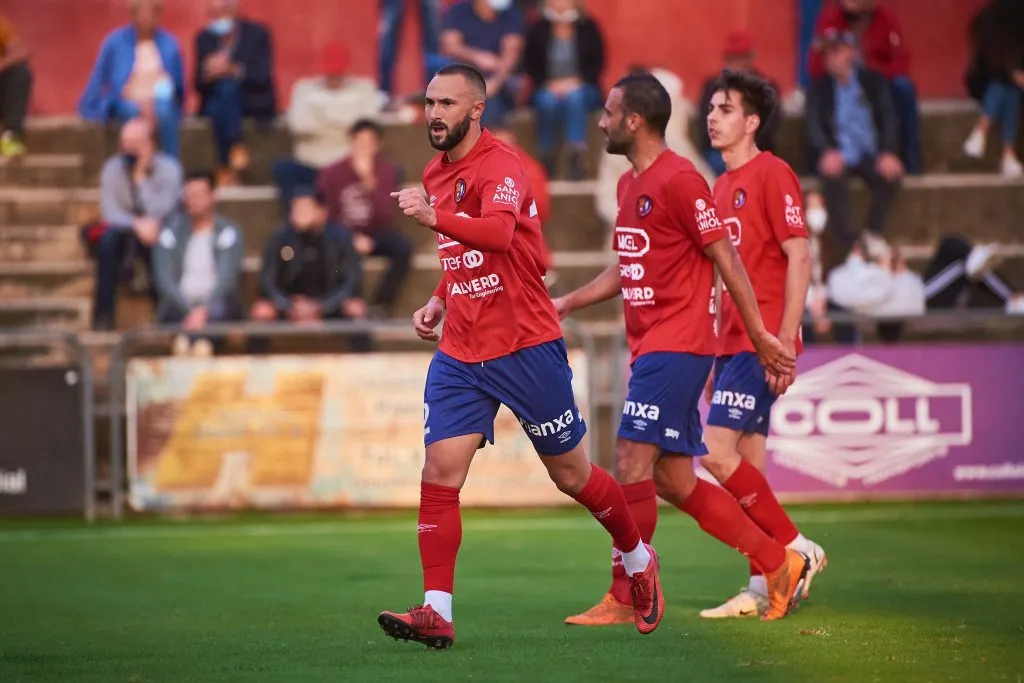 La UE Olot remunta al CP San Cristóbal (3-1) i segueix al capdavant de la classificació