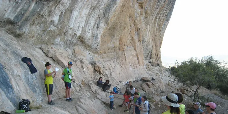 L'Escola Sant Miquel de Peramola 'adopta' el Roc de Rumbau
