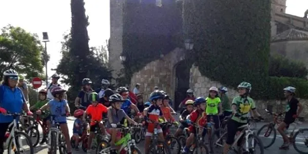 Prop d’una quarantena de persones gaudeixen de la Caminada Nocturna i la Bicicletada Popular d’Altafulla