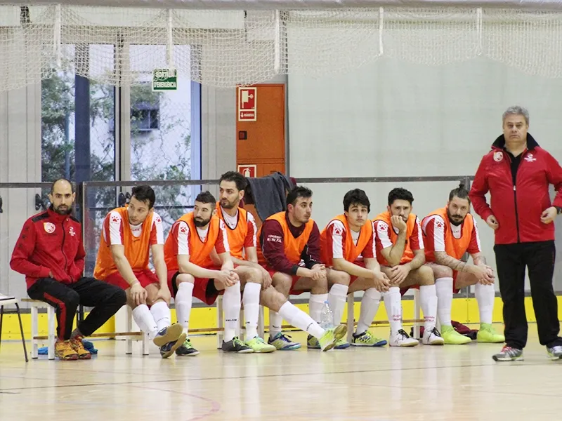 Rafa Merino, assegut, i Manel Cintas, de peu, miraran de guiar a la salvació aquest equip masculí d