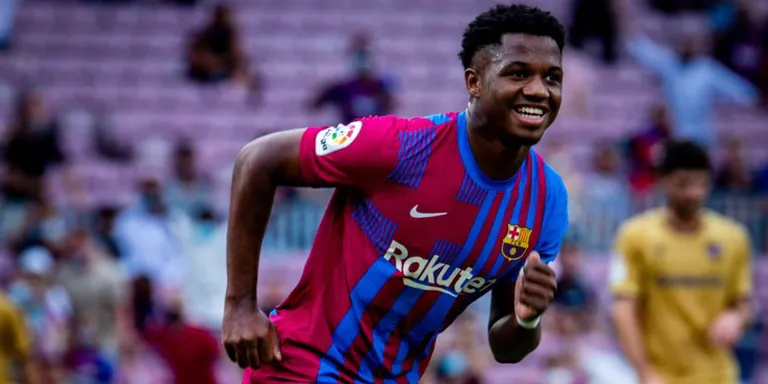 La tornada d’Ansu Fati dona un últim alè al Barça davant del Llevant (3-0)
