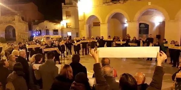 Un centenar de persones es concentren a la plaça del Pou d’Altafulla per denunciar la “farsa” del judici contra els líders sobiranistes