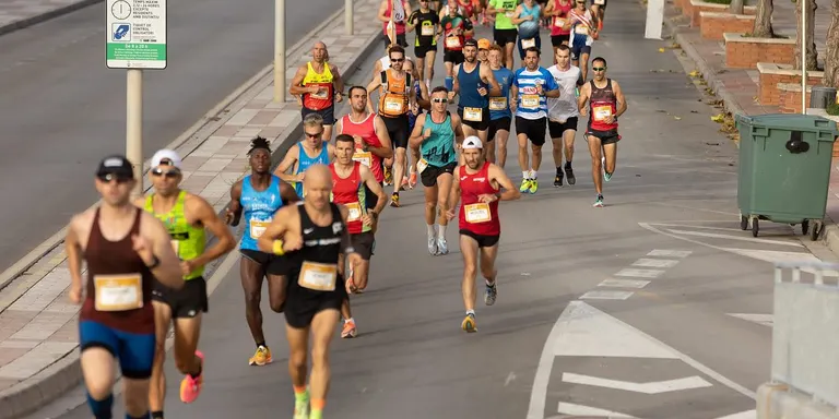 Els corredors Carles Montlló i Miriam Picañol encapçalen els podis masculí i femení de la Mitja Marató Costa Barcelona Maresme