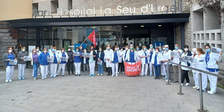 Concentració del personal sanitari davant del Sant Hospital amb motiu del 8-M