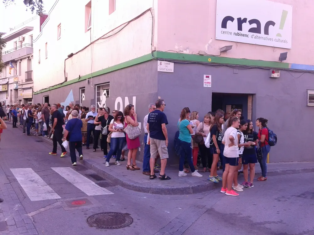 La cua davant del CRAC per formalitzar les inscricpions/Foto. Cedida