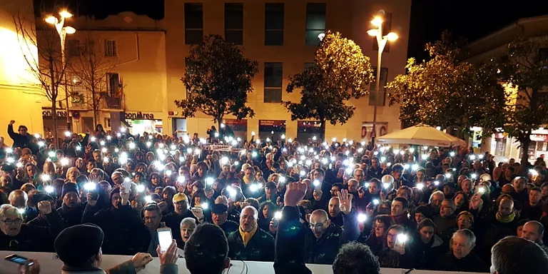 Centenars de rubinencs rebutgen l’empresonament dels cinc polítics catalans