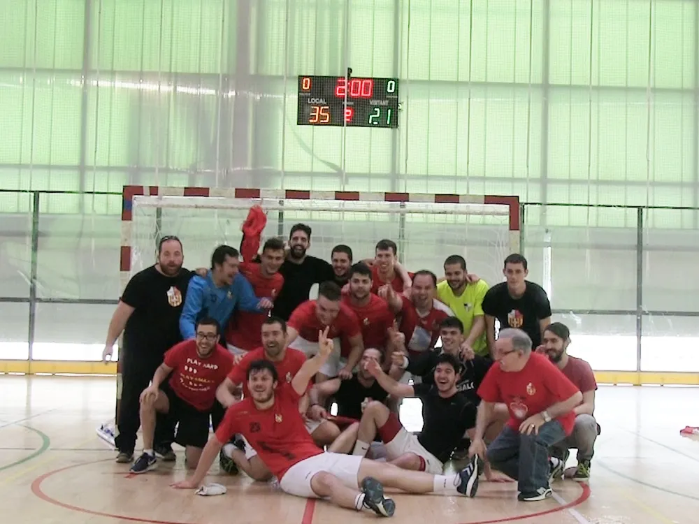 Celebració gran, i merescuda, d'un Handbol Rubí que ha complert amb l'objectiu aquesta campanya / A