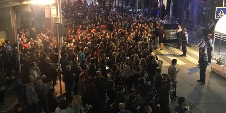Cassolada al centre de la Seu d'Urgell contra les agressions policials de l'Estat espanyol