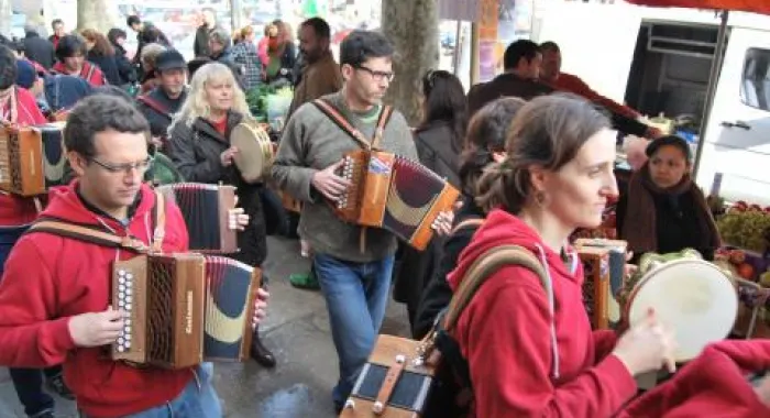 La fira va comptar amb una cercavila l'any passat (foto: La DiatÃ²nica) 