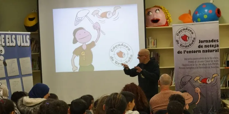 El Caçador de trastets col·labora en la integració d’infants amb dificultats socioeducatives