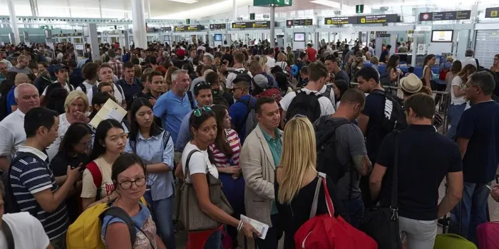 Es recomana anar a l'aeroport 5 hores abans d’agafar el vol