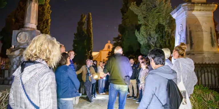 Exhaurides les entrades per la visita nocturna al cementiri