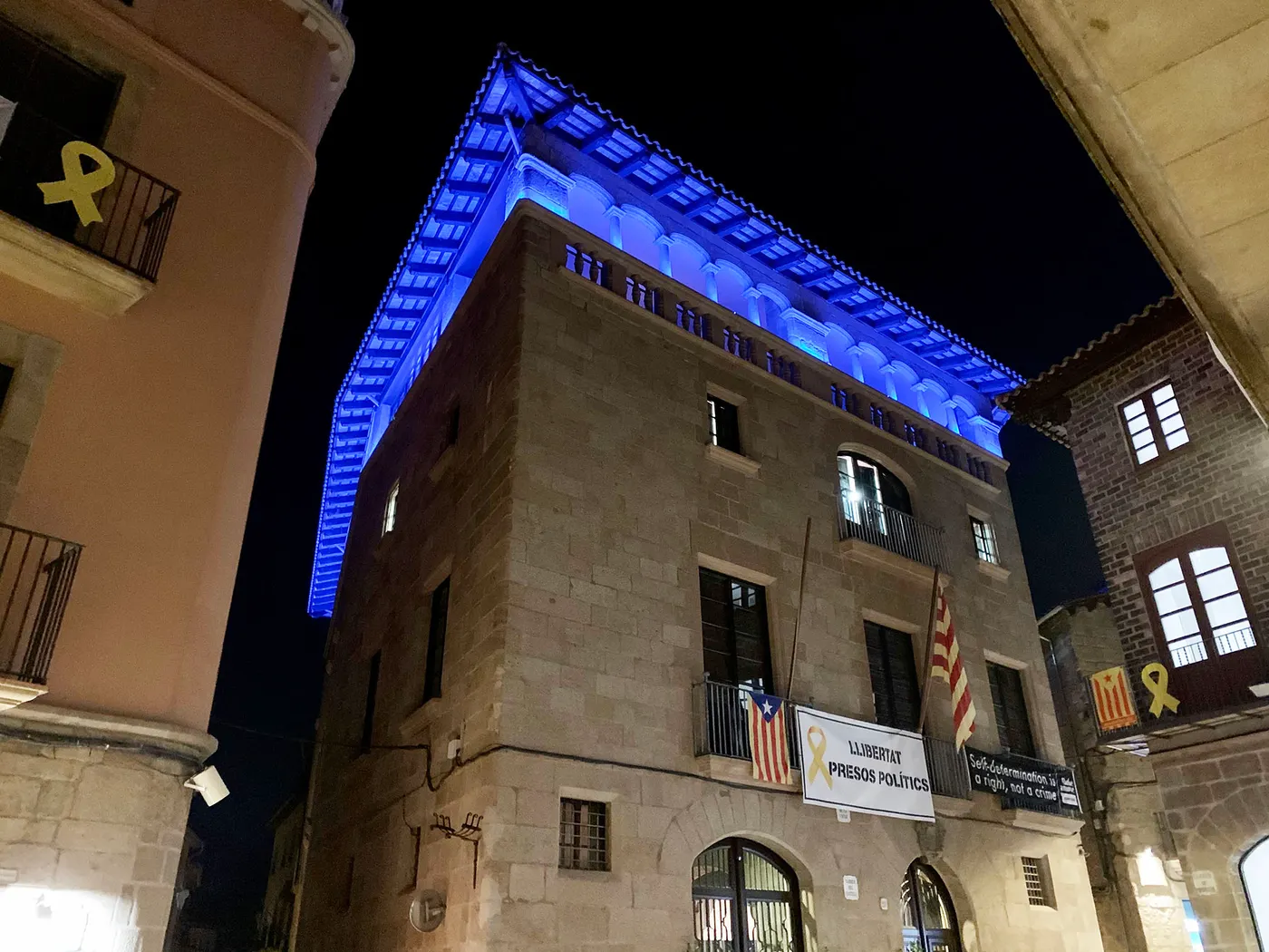 L'Ajuntament de Solsona s'il·lumina de color blau amb motiu del Dia Mundial de la diabetis