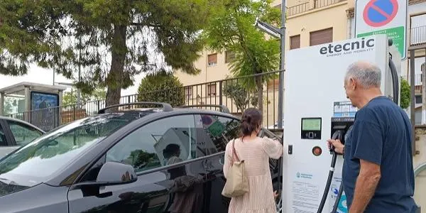 La Policia Local d'Altafulla activa una campanya contra l'incivisme entorn el carregador de vehicles elèctrics