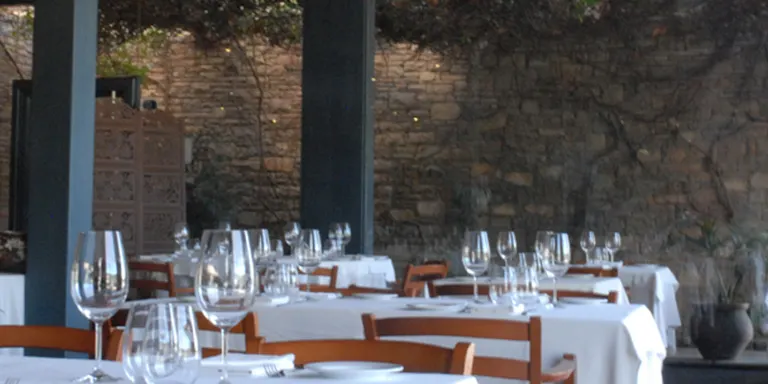 La restauració pot ampliar l’ocupació de les taules interiors de 6 a 10 comensals