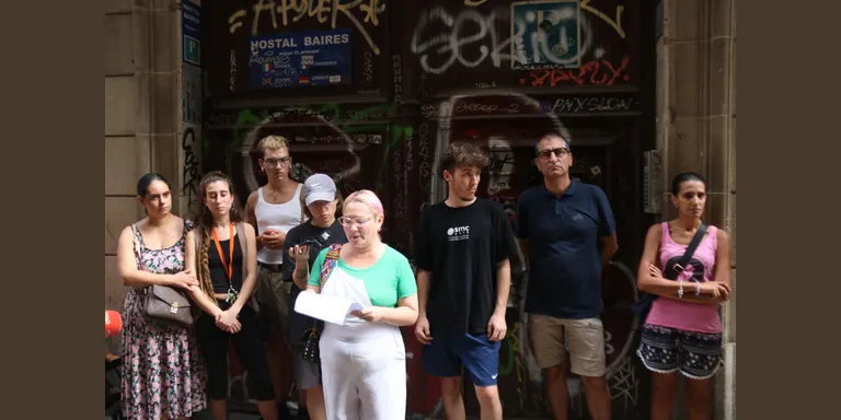Ajornat el desallotjament d'una família georgiana que vivia en un hostal proporcionat per l'Ajuntament de Barcelona