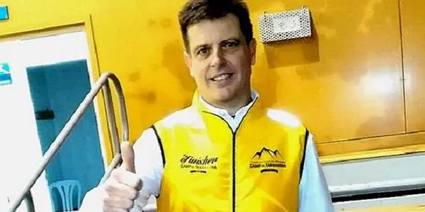 L’atleta d’Altafulla Jordi Sedó recull l’armilla que acredita haver completat el I Circuit de Curses per Muntanya Camp de Tarragona