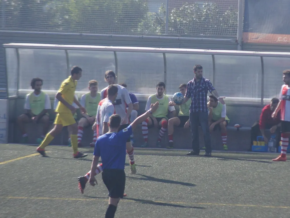Dani Granado, amb la pilota a la mà, ha dirigit avui al Rubí en absència de Sergio Alegre
