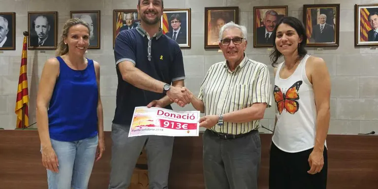 Entreguen 913 euros de la Paella Solidària a la Creu Roja