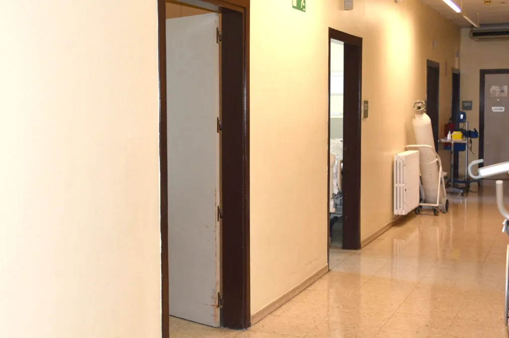 Suspesa l'entrada d'acompanyants a la unitat de llarga estada de l'Hospital de Calella després de detectar 8 positius