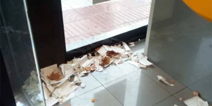 Netegen el local dels caixers de Caixabank de la part alta de la riera després de les queixes dels veïns