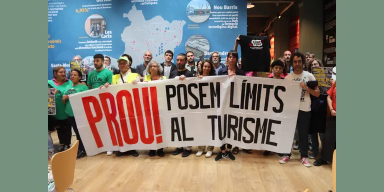 Més de 200 personalitats demanen en un manifest posar "límits" al turisme