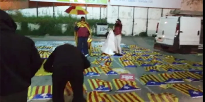 ‘Els Segadors del Maresme’ reivindiquen la retirada de banderes i pancartes de fa una setmana a Arenys de Mar i altres municipis