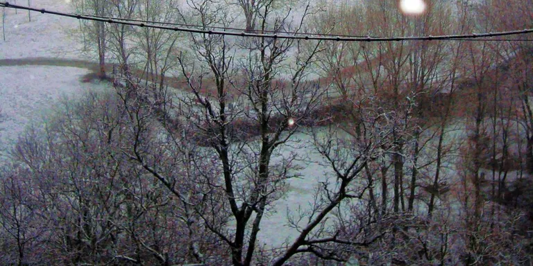La neu arriba fins a la Seu i complica la circulació a cotes altes