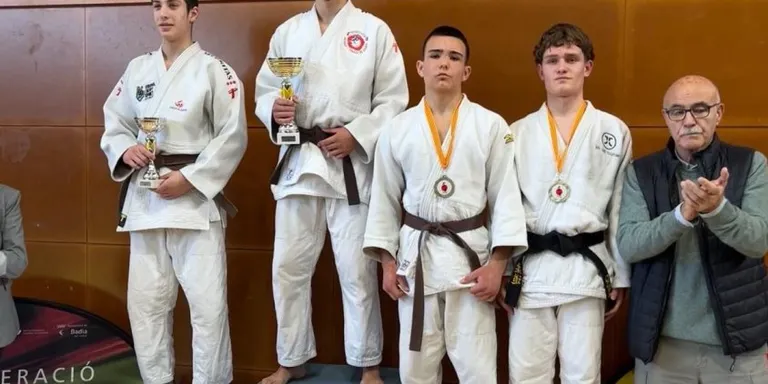El judoka David Sevilla es penja la medalla de bronze al Campionat de Catalunya cadet
