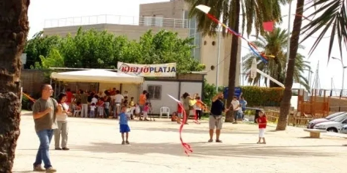 Queden poques places pel Taller de la Biblioplatja "Fem volar estels"
