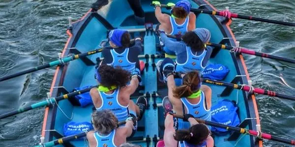 Els veterans i veteranes dels Vogadors de Baix a Mar inicien la Lliga de Llaüt Mediterrani amb una 6a posició a Empuriabrava