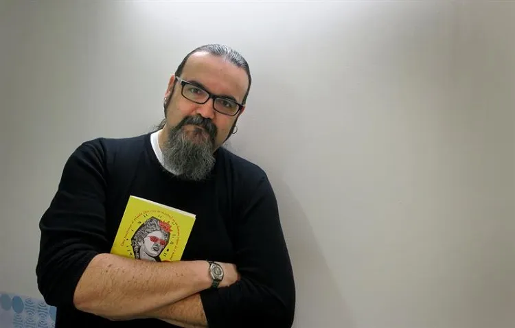 El filósofo David Pastor Vico aconseja cómo combatir los bulos en redes sociales en el confinamiento