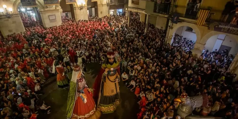 Es convoca el sorteig per veure els castells i el seguici des dels balcons de l'Ajuntament