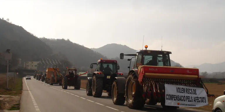 Trànsit fa marxa enrera i no multarà la circulació de tractors els dies festius
