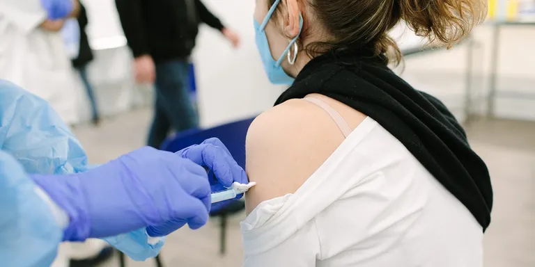Les persones de 40 a 49 anys ja poden demanar hora per a la tercera dosi de la vacuna